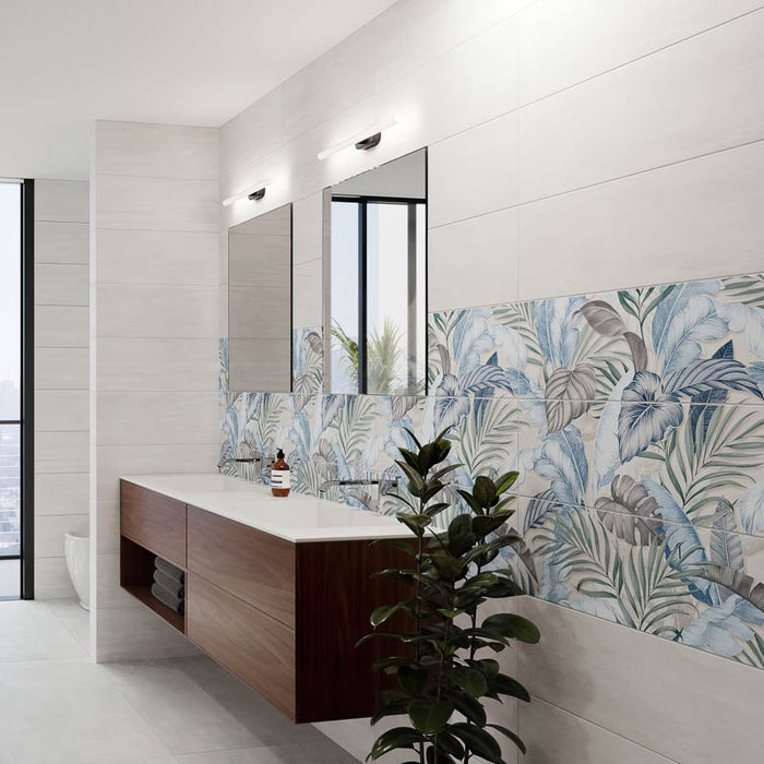 Bagno con mobile sospeso in legno e muro con rivestimento effetto carta da parati con decoro floreale multicolore della collezione More Plus di Paul & Co Ceramiche, formato 25x75 rettificato, colore Forest Ice