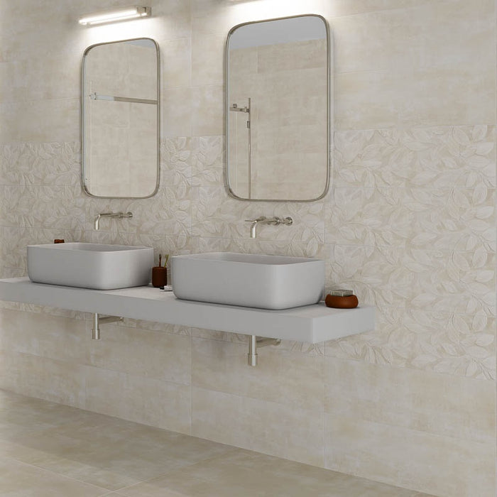 Bagno con mensola portalavabo e doppio lavandino, muro con rivestimento effetto cemento con decoro floreale tono su tono leggermente in rilievo della collezione More Plus di Paul & Co Ceramiche, formato 25x75 rettificato, colore Springtime Ivory