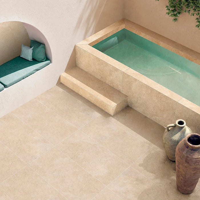 Spazio esterno con pavimento e rivestimento vasca in gres porcellanato effetto pietra della collezione Oasi di Savoia Italia, formato 60x120 cm antiscivolo, colore Avana