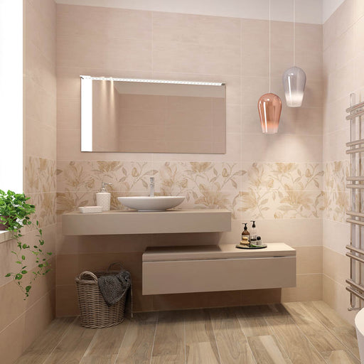 Bagno moderno con mobile e mensola portalavabo tortora, muro con rivestimento opaco con riflessi lucidi leggermente nuvolato della collezione Pantarei di Paul & Co Ceramiche, formato 25x75, colore Avorio