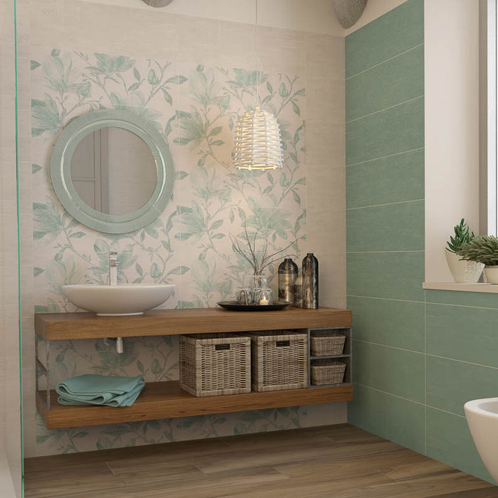 Bagno con mobile sospeso in legno e muro con rivestimento opaco con riflessi lucidi leggermente nuvolato della collezione Pantarei di Paul & Co Ceramiche, formato 25x75, colore Salvia