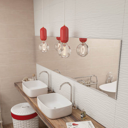 Bagno moderno con mensola portalavabo in legno e muro con rivestimento opaco con riflessi lucidi leggermente nuvolato della collezione Pantarei di Paul & Co Ceramiche, formato 25x75, colore Tortora