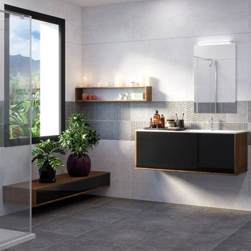 Bagno con mobile sospeso e muro con rivestimento effetto Geometrico leggermente a rilievo opaco con riflessi lucidi della collezione Pietra di Luna di Paul & Co Ceramiche, formato 25x75, colore Galassie Antracite