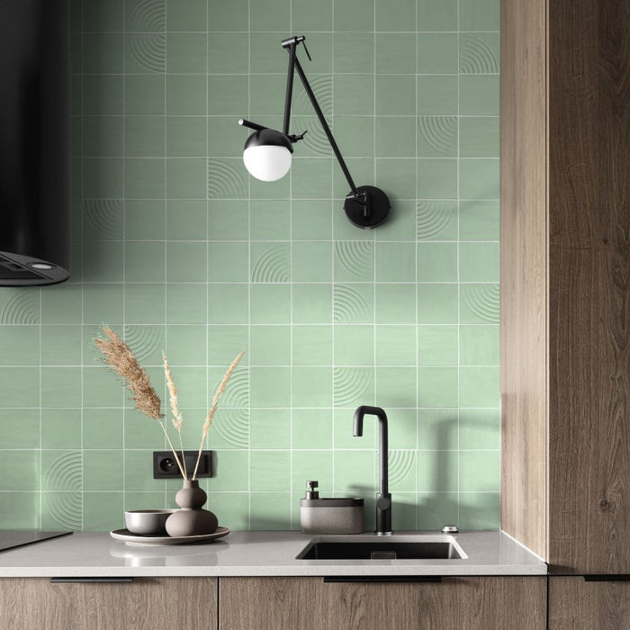 Cucina moderna con lavello nero opaco e Rivestimento Pistachio Matt della collezione Flow di Keradom.