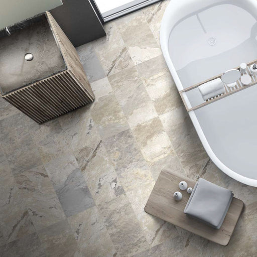 Bagno moderno con vasca e pavimento in gres porcellanato effetto pietra naturale esotica della collezione Polinesia di idea ceramica, colore Medanji formato 30x60