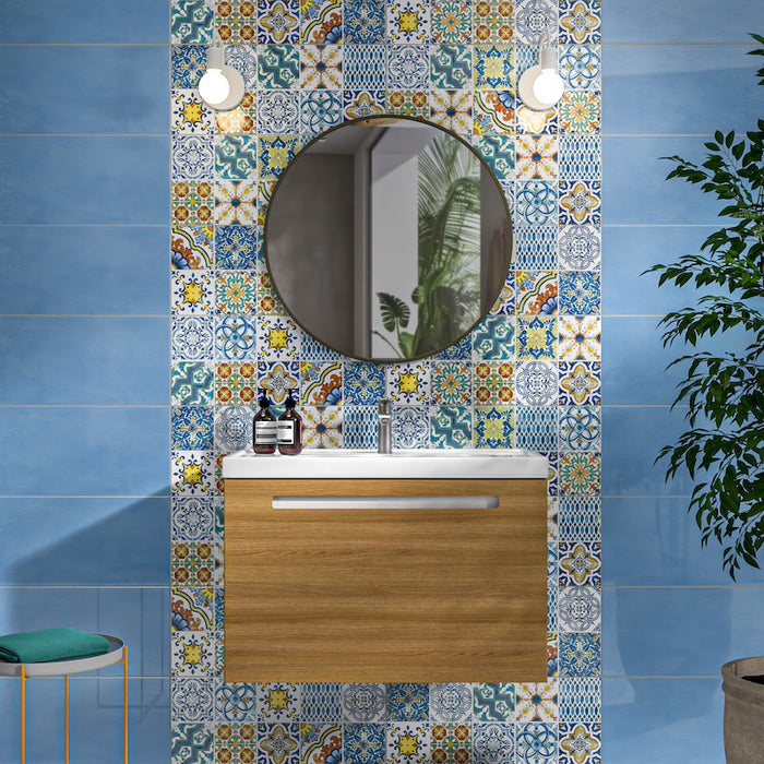 Bagno moderno con rivestimento ceramico  stile maioliche siciliane e rivestimento ceramico azzurro tinta unita della collezione Portofino di Idea Ceramica nel formato 25x60.