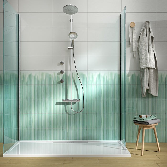 Doccia moderna con rivestimento ceramico moderno stile pennellate cascata klaus smeraldo e rivestimento ceramico bianco tinta unita della collezione Portofino di Idea Ceramica nel formato 25x60.