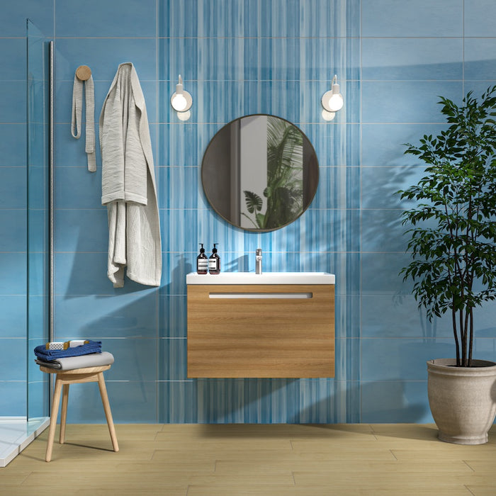 Bagno moderno con rivestimento ceramico moderno stile pennellate klaus azzurro e rivestimento ceramico azzurro tinta unita della collezione Portofino di Idea Ceramica nel formato 25x60.