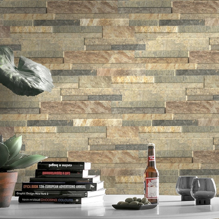 Spazio interno con libri e piante, muro rivestito con gres porcellanato effetto muretto a incastro della collezione Quarzo nella colorazione Gold effetto pietra 3d di Keradom