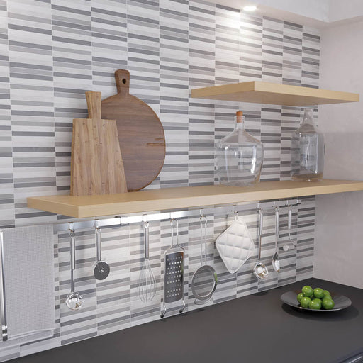 Cucina con mensole in legno e piano cucina nero, muro con rivestimento Effetto Mosaico Multicolore della collezione Race di Paul & Co Ceramiche, formato 20x60, colore Brick Grey