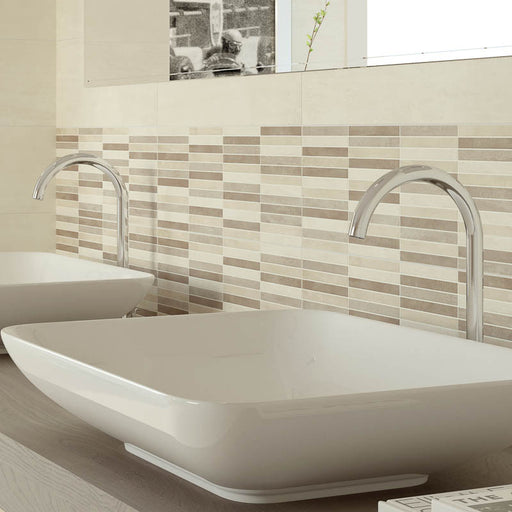 Bagno con doppio lavandino e muro con rivestimento Effetto Mosaico Multicolore della collezione Race di Paul & Co Ceramiche, formato 20x60, colore Brick Taupe