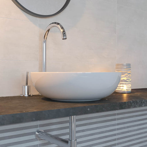 Dettaglio bagno con lavandino bianco e muro con rivestimento tinta unita effetto nuvolato della collezione Race di Paul & Co Ceramiche, formato 20x60, colore Ice