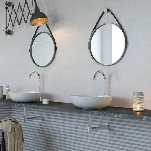 Bagno con doppio specchio e doppio lavandino, muro con rivestimento Effetto Rigato leggermente a rilievo della collezione Race di Paul & Co Ceramiche, formato 20x60, colore Lana Grey