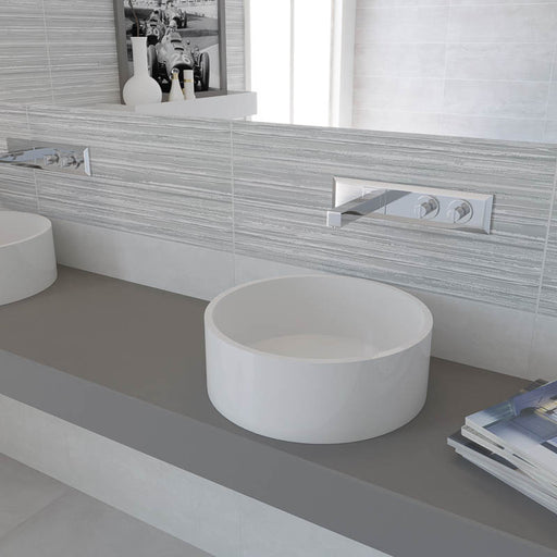 bagno con doppio lavandino e mensola portalavabo, muro con rivestimento decorato effetto rigato della collezione Race di Paul & Co Ceramiche, formato 20x60, colore Speed Grey