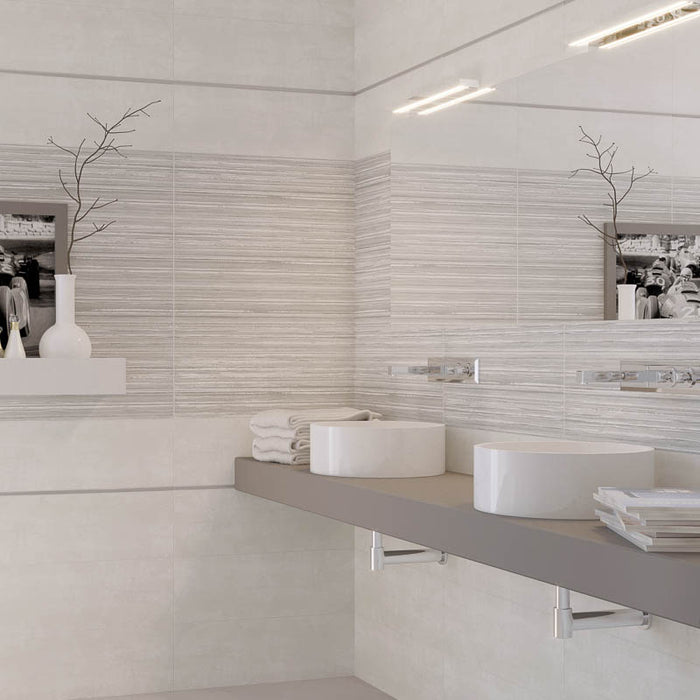 bagno con doppio lavandino e mensola portalavabo, muro con rivestimento decorato effetto rigato della collezione Race di Paul & Co Ceramiche, formato 20x60, colore Speed Grey