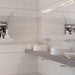 bagno con doppio lavandino e mensola portalavabo, muro con rivestimento decorato effetto rigato della collezione Race di Paul & Co Ceramiche, formato 20x60, colore Speed Grey