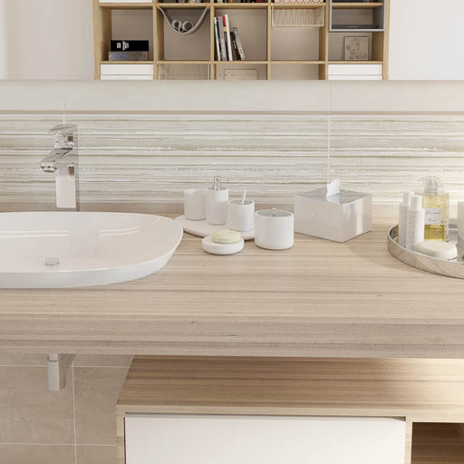 bagno con mensola portalavabo in legno e muro con rivestimento decorato effetto rigato della collezione Race di Paul & Co Ceramiche, formato 20x60, colore Speed Taupe