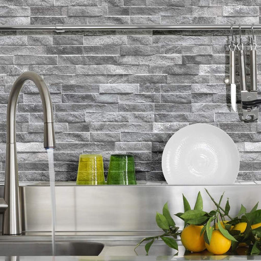 Cucina professionale con bicchieri in vetro colorati e rivestimento a listello effetto pietra della collezione Rock nella colorazione Grey di Keradom 