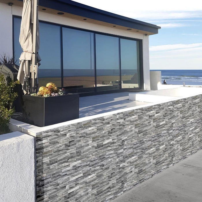 Villa moderna sul mare con muretto esterno rivestito a listello effetto pietra della collezione Rock nella colorazione Grey di Keradom 