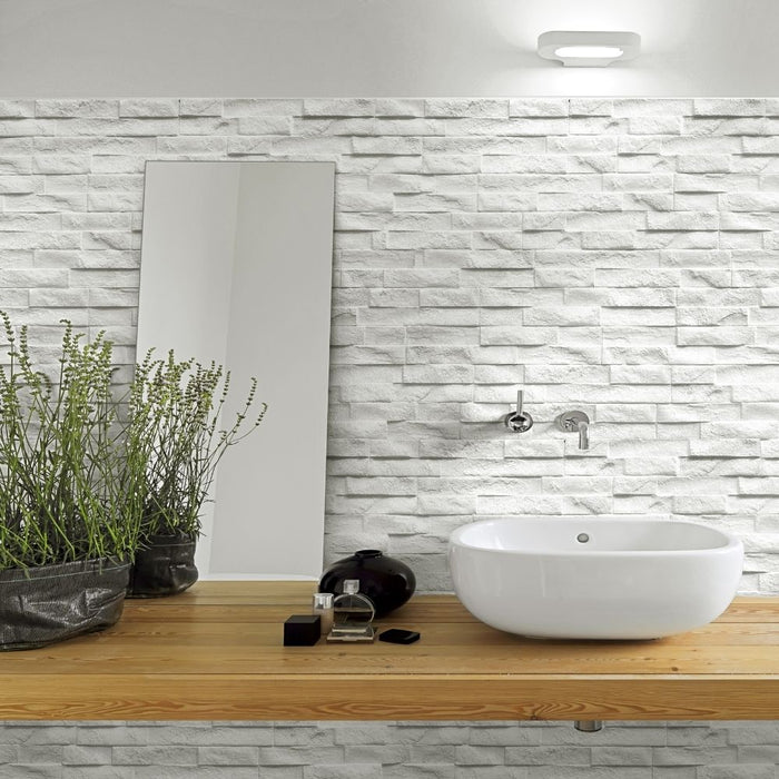 bagno moderno con Lavello minimal e rivestimento Rock White effetto muretto a listello di keradom.