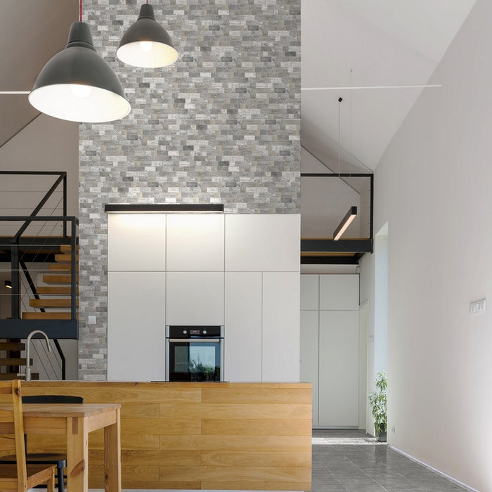 Casa moderna con soppalco e muro rivestito in gres porcellanato decorato della collezione Roma di Keradom nella colorazione Grey