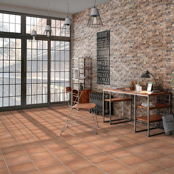 Studio con scrivania in legno e ferro e con pavimento in gres porcellanato effetto cotto provenzale della collezione Selciaia di keradom, formato 25x25, colore cotto