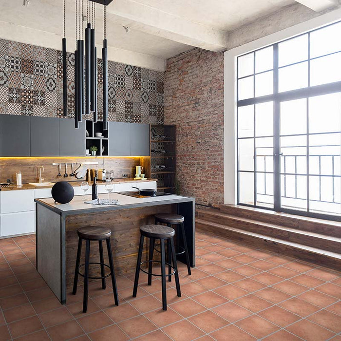 Cucina moderna in legno e nera con pavimento in gres porcellanato effetto cotto provenzale della collezione Selciaia di keradom, formato 25x25, colore cotto