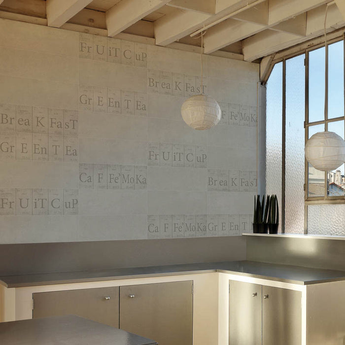 Cucina Professionale con rivestimento per Cucina effetto cemento con decoro a parole della collezione Soho di Paul & Co Ceramiche, formato 20x50, colore Chef Ice