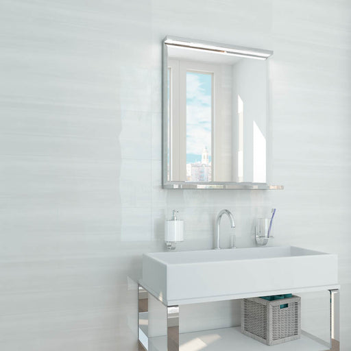 Bagno total white con mobiletto portalavabo cromato e muro con rivestimento effetto tinta unita pennellato lucido della collezione Studio di Paul & Co Ceramiche, formato 25x75, colore Bianco