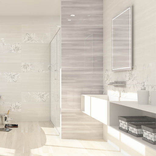 Bagno con mobile sospeso bianco e muro con rivestimento effetto carta da parati con decoro floreale lucido della collezione Studio di Paul & Co Ceramiche, formato 25x75, colore Ninfee Grigio