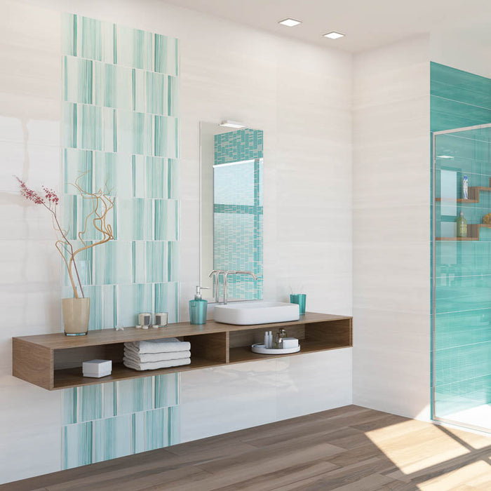 Bagno con mensola portalavabo in legno, muro con rivestimento effetto rigato verticale lucido della collezione Studio di Paul & Co Ceramiche, formato 25x75, colore Stile Smeraldo