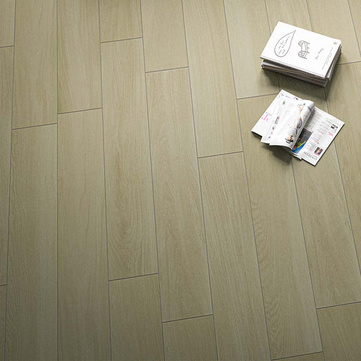 pavimento in gres porcellanato effetto legno della collezione tender di idea ceramica nella colorazione avana, formato 20x120