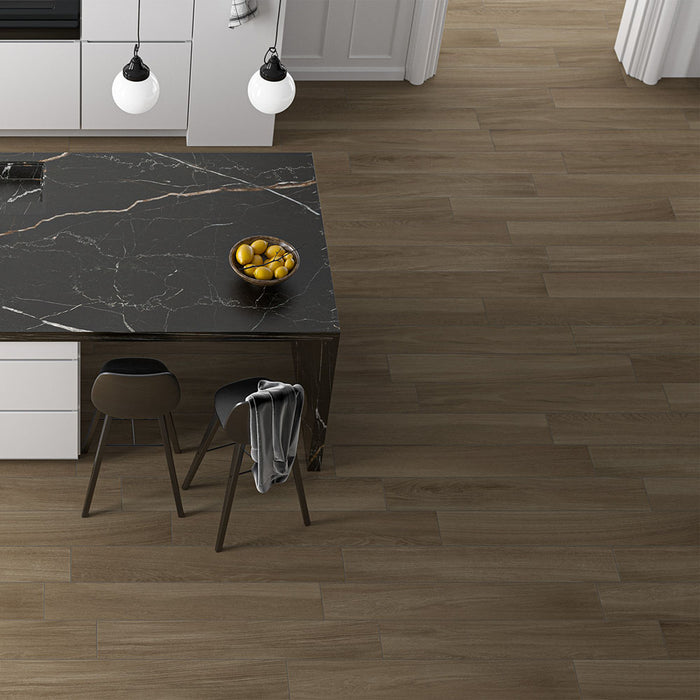 cucina moderna con pavimento in gres porcellanato effetto legno della collezione tender di idea ceramica nella colorazione mogano, formato 20x120