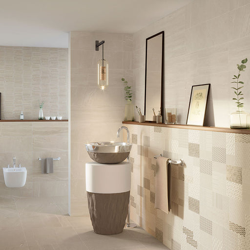 Bagno con lavandino moderno e muro con rivestimento a composizione in bicottura effetto effetto carta da parati con decoro geometrico della collezione Trex di Paul & Co Ceramiche, formato 25x75, colore Era Ivory A+B