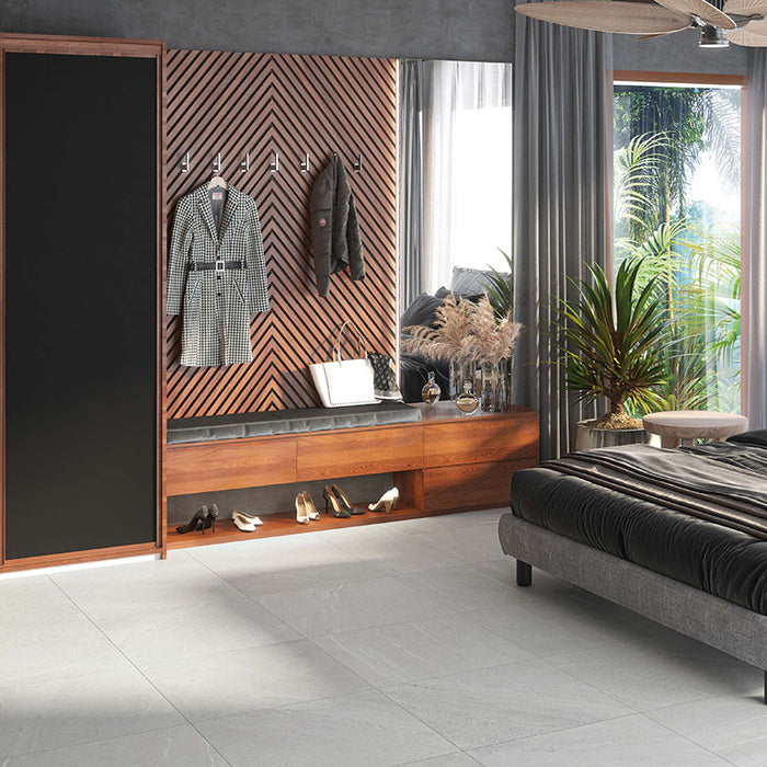 camera da letto moderna con mobili in legno e pavimento in gres porcellanato smaltato effetto pietra piasentina della collezione Trex di Paul & Co Ceramiche, formato 60x60 rettificato, colore ice