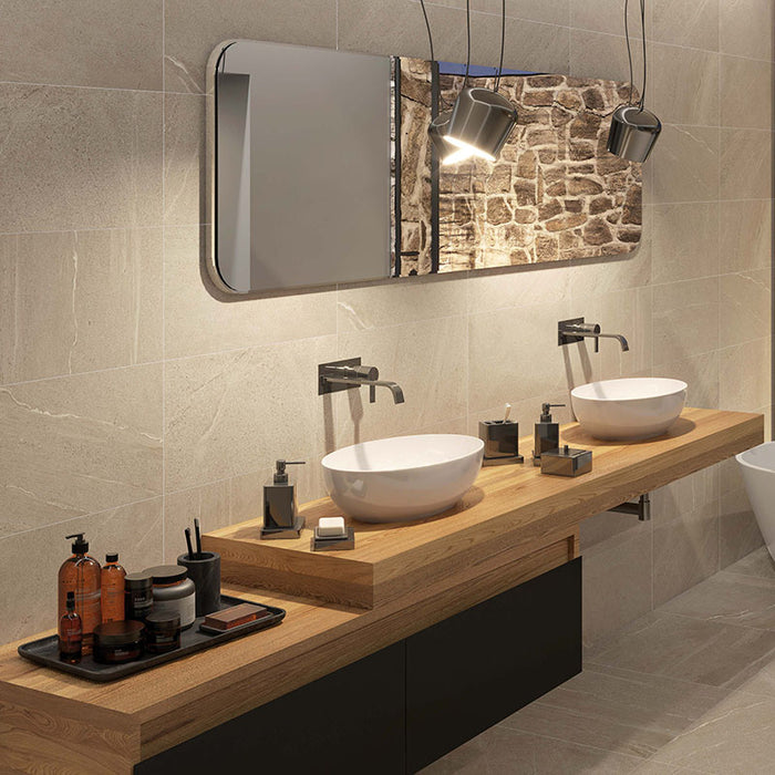 Dettaglio bagno con mobile in legno e muro con rivestimento in bicottura effetto pietra piasentina della collezione Trex di Paul & Co Ceramiche, formato 25x75, colore Sand 