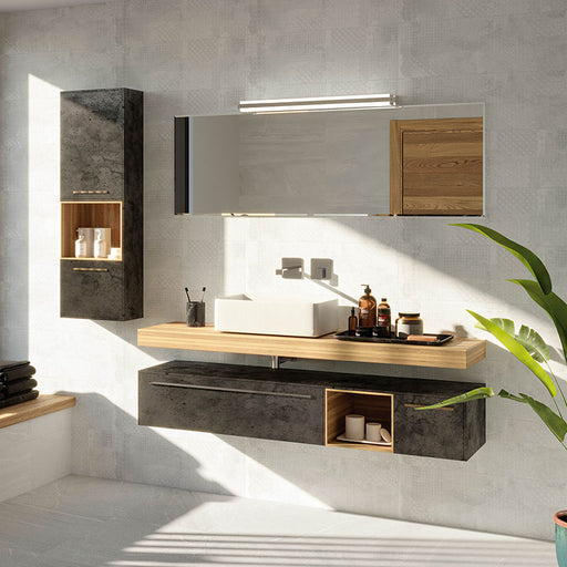 Bagno con mobile in legno e pietra, muro con rivestimento in bicottura effetto pietra decorato della collezione Trex di Paul & Co Ceramiche, formato 25x75, colore Traces Ice