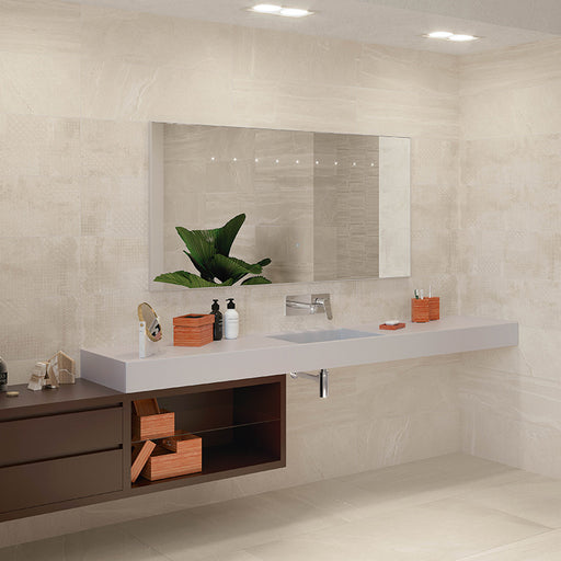 Bagno con mobile in ceramica e legno, muro con rivestimento in bicottura effetto pietra decorato della collezione Trex di Paul & Co Ceramiche, formato 25x75, colore Traces Ivory