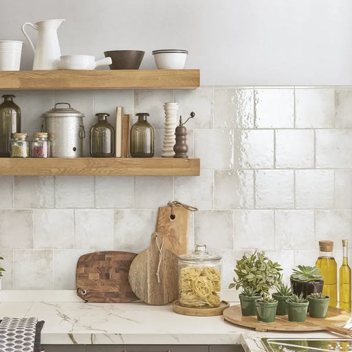 Dettaglio cucina con rivestimento in gres porcellanato effetto mattoncino lucido Square 16,5x16,5 cm della collezione Oxida, colore White di Ceramica Settecento