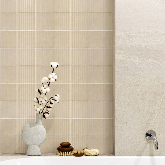 Bagno con vasca e vaso moderno. Muro con rivestimento Cream Wave Glossy della collezione Flow di Keradom.