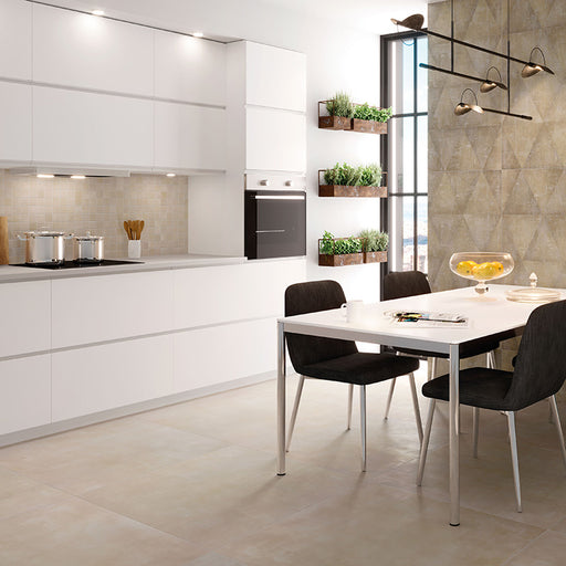 Cucina moderna bianca con tavolo bianco e sedie in tessuto nero, pavimento in gres porcellanato smaltato effetto cemento della collezione More! di Paul & Co Ceramiche, formato 90x90, colore Ivory