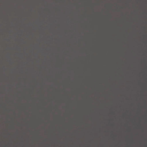 Dettaglio piastrella per pavimento in gres porcellanato effetto resina tinta unita della collezione Architecture di Casalgrande, formato 30x30 rettficato, colore Dark Grey