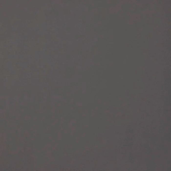 Dettaglio piastrella per pavimento in gres porcellanato effetto resina tinta unita della collezione Architecture di Casalgrande, formato 30x30 rettficato, colore Dark Grey