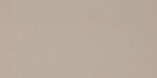 Dettaglio piastrella per pavimento in gres porcellanato effetto resina tinta unita della collezione Architecture di Casalgrande, formato 30x60 rettficato, colore Beige