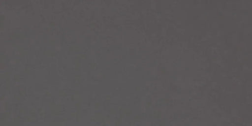 Dettaglio piastrella per pavimento in gres porcellanato effetto resina tinta unita della collezione Architecture di Casalgrande, formato 30x60 rettficato, colore Dark Grey