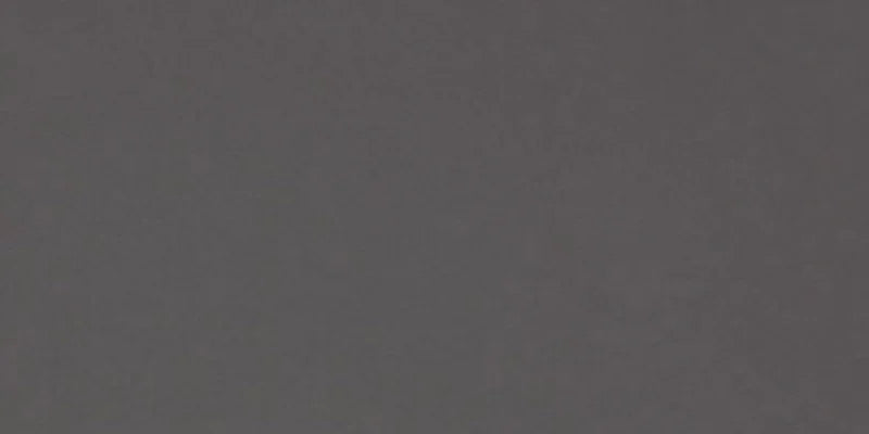 Dettaglio piastrella per pavimento in gres porcellanato effetto resina tinta unita della collezione Architecture di Casalgrande, formato 30x60 rettficato, colore Dark Grey