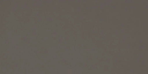 Dettaglio piastrella per pavimento in gres porcellanato effetto resina tinta unita della collezione Architecture di Casalgrande, formato 30x60 rettficato, colore Light Brown