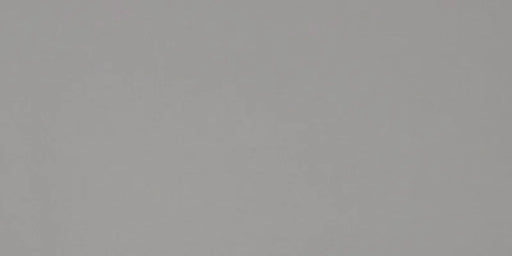 Dettaglio piastrella per pavimento in gres porcellanato effetto resina tinta unita della collezione Architecture di Casalgrande, formato 30x60 rettficato, colore Light Grey