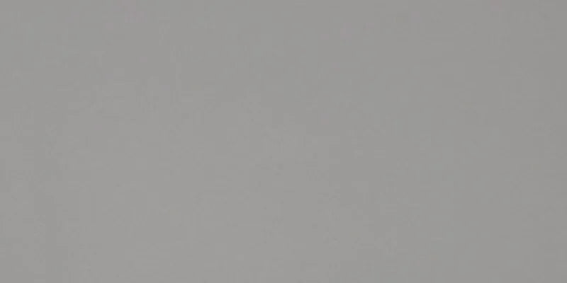 Dettaglio piastrella per pavimento in gres porcellanato effetto resina tinta unita della collezione Architecture di Casalgrande, formato 30x60 rettficato, colore Light Grey