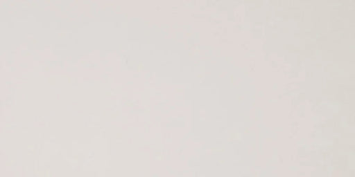 Dettaglio piastrella per pavimento in gres porcellanato effetto resina tinta unita della collezione Architecture di Casalgrande, formato 30x60 rettficato, colore Warm Grey